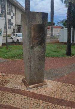 Busto de ex-prefeito &eacute; furtado e acaba em meio ao lixo na Dom Aquino 
