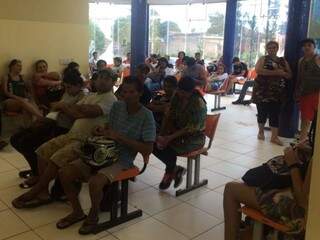 Pacientes aguardam atendimento em unidade de saúde 24 horas da Vila Almeida. (Foto: Anahi Gurgel)