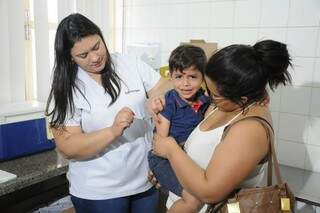 Imunização é feita prioritariamente em crianças e adolescentes (Foto: Arquivo/Paulo Francis)
