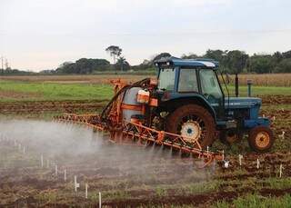 Aplicação de agrotóxico em lavoura na região de Dourados (Foto: Divulgação/Embrapa)