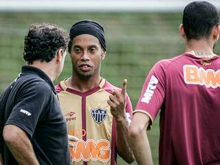 Ronaldinho conversa com novo treinador, Cuca, durante treino no centro de treinamento do Atlético, em Belo Horizonte (MG) (Foto: Divulgação)