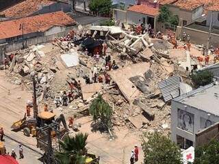 O edifício desabou na terça-feira (15), em Fortaleza, deixando quatro pessoas mortas  (Foto: João Pedro Ribeiro/ TVM)