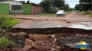 Comércio sofre prejuízo em rua “engolida” por buraco na Vila Cidade Morena