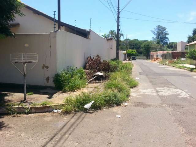 Moradores fazem de terreno baldio lix&atilde;o no Coophamat, e moradora se queixa 