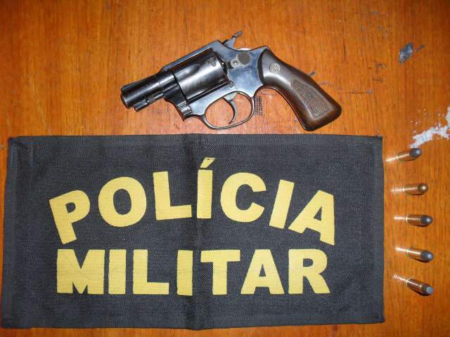  Homem &eacute; preso em Caracol com rev&oacute;lver e muni&ccedil;&otilde;es dentro de um clube