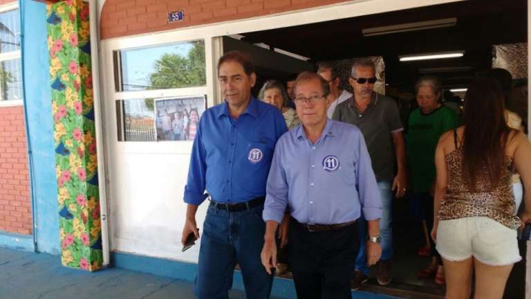 Alcides Bernal (PP) chega com Ulisses Duarte (PP), para votar (Foto: Chloé Pinheiro)