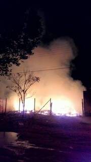 Terreno baldio em chamas durante a madrugada desta quarta-feira (20) (Foto: Direto das ruas) 
