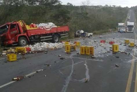 Colisão de caminhão de bebidas e picape da Capital mata homem na 163
