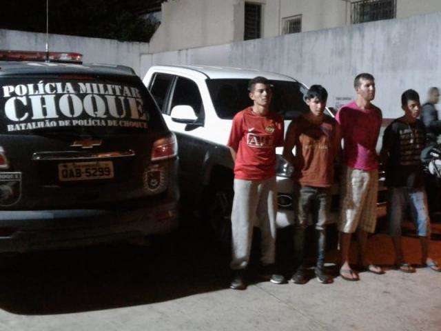 Quatro s&atilde;o presos por manter mulher ref&eacute;m durante roubo de caminhonete 
