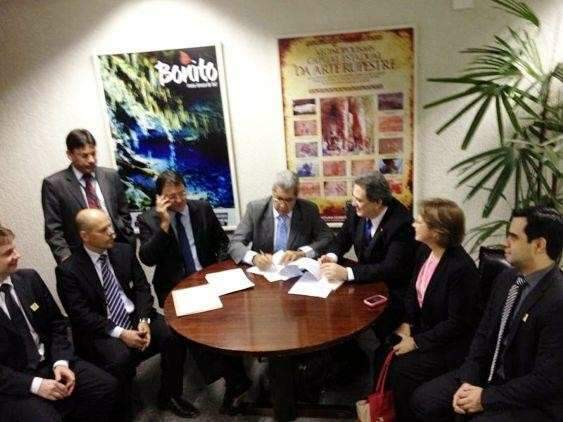 Andr&eacute; assina contrato de garantia para o empr&eacute;stimo do BNDES