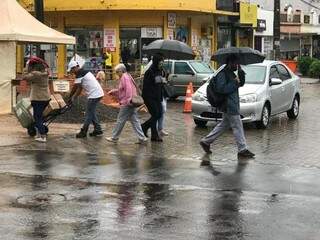 No centro da cidade, nem todo  mundo estava preparado para a chuva (Foto: Ronie Cruz)