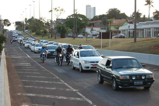  Em cortejo com 200 ve&iacute;culos, taxistas da Capital pedem mais seguran&ccedil;a