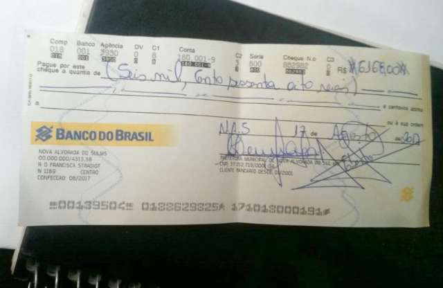 Em protesto, empres&aacute;rio cobra respostas sobre cheque suspeito