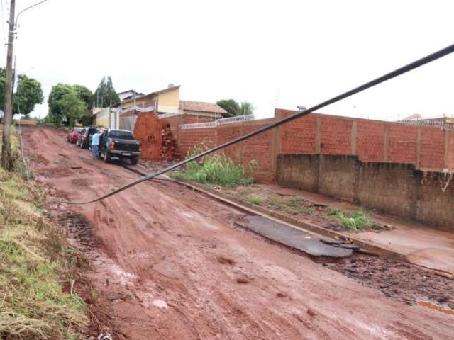 Chuva destruiu asfalto rec&eacute;m executado em rua do Jardim Paradiso