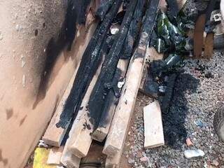 Vigas que seriam utilizadas na construção de uma varanda foram incendiadas. (Foto: Henrique Kawaminami)