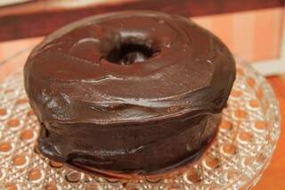 Quem resiste a um bolo de chocolate com calda de chocolate? (Foto: Marina Pacheco)