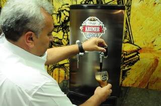 Mestre cervejeiro da Kremer, João Leite, afirma que as matérias-primas e água garantem qualidade do chopp. (Foto: Rodrigo Pazinato)