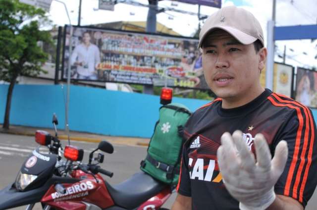 Motociclista fica ferido ap&oacute;s colidir com carro na Fernando Corr&ecirc;a