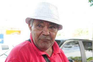 Embora tenha consciência de que a qualquer momento pode ser obrigado a sair da calçada da Santa Casa, o ambulante José Dário Damacena, 78 anos, há 2 anos monta sua barraquinha todos dias.