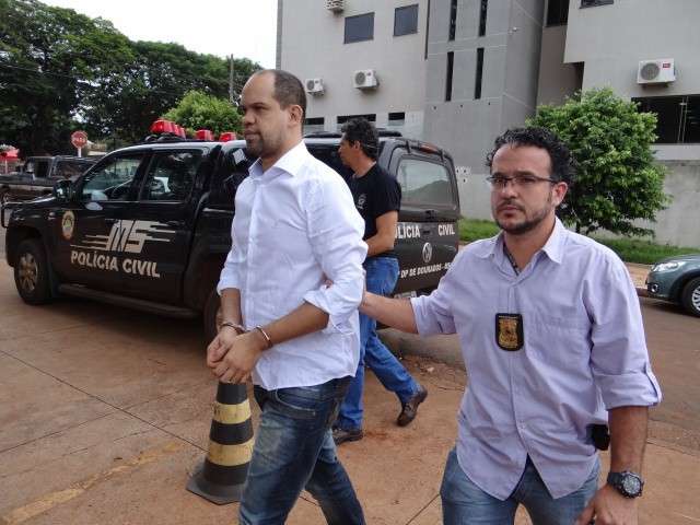 Estelionat&aacute;rio que d&aacute; golpes atr&aacute;s das grades &eacute; ouvido em delegacia