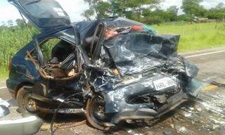 Carros ficaram destruídos com a batida (foto: reprodução facebook)