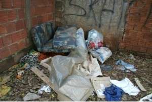 Pol&iacute;cia n&atilde;o tem pistas de pais de crian&ccedil;a abandonada em terreno baldio