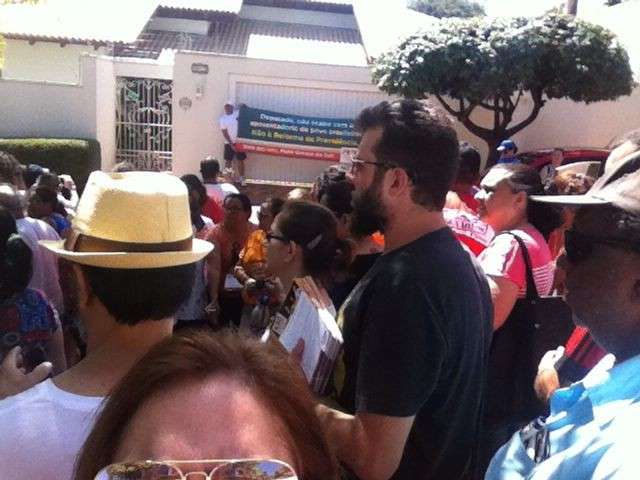 Na press&atilde;o contra reforma, grupo faz protesto rel&acirc;mpago em casa de deputada 