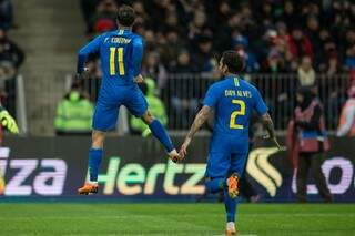 Coutinho comemora gol de pênalti, o segundo marcado pela seleção (Foto: Mowa Press)