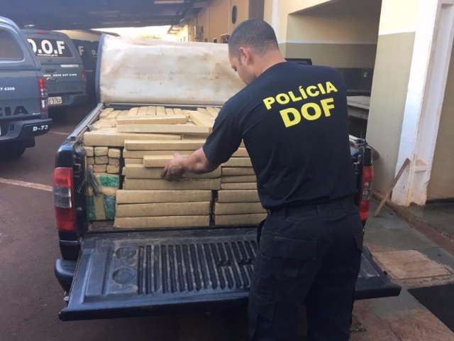 Traficante &lsquo;fura&rsquo; bloqueio e abandona S10 com quase uma tonelada de maconha