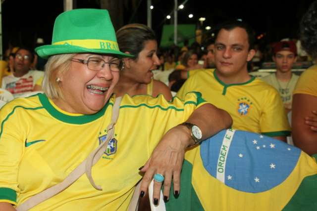 Dois mil torcedores invadem Afonso Pena para comemorar classifica&ccedil;&atilde;o do Brasil