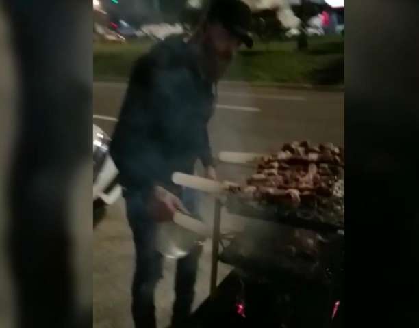 Fuma&ccedil;a de espetinho provoca confus&atilde;o em frente a balada &quot;fitinha&quot;