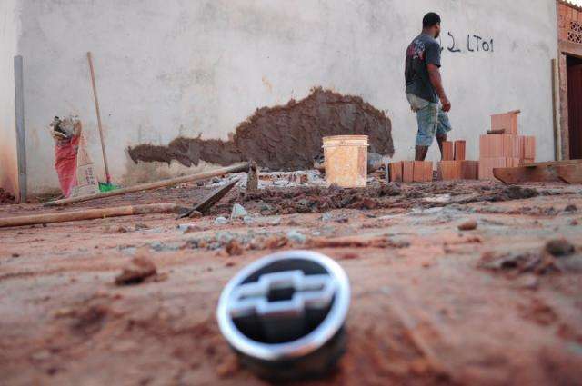 Homem &eacute; morto dentro de carro, que bate em muro de casa no Nova Lima