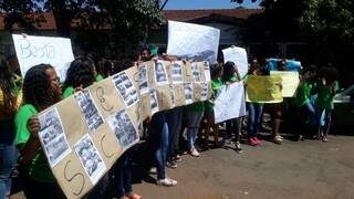 Protesto reuniu mais de 100 alunos em frente à Escola Estadual Carlos Henrique Schrader (Foto: Fernanda Palheta)