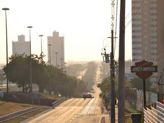 Dia amanhece em tom de cinza, culpa de uma fumaça proveniente de queimada na região Sul da cidade. (Foto: Simão Nogueira)