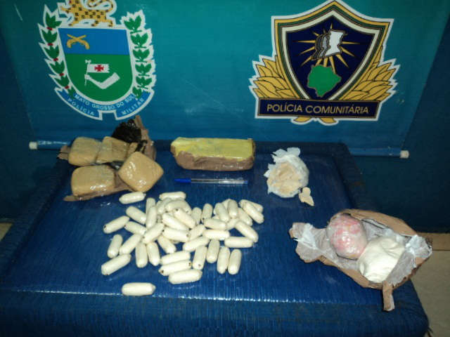  Mulher &eacute; presa com dois quilos de pasta base em &ocirc;nibus na BR-262 