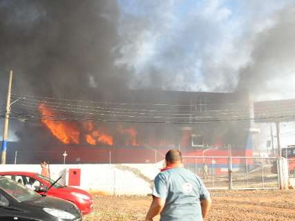 Fogo atinge loja na Costa e Silva e chamas são vistas de longe
