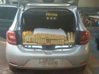 Condutor foge da pol&iacute;cia e abandona carro com 308 kg de maconha