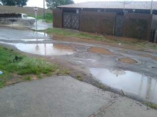 Rua vira lamaçal após chuva e prejudica moradores. (Foto: Direto das Ruas)