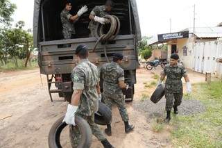 Militares percorreram borracharias no Jardim Noroeste. (Foto:Gerson Walber)