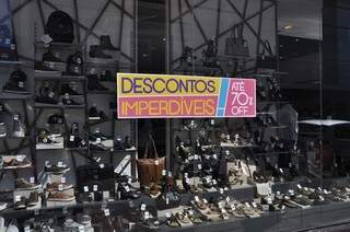 Na vitrine de lojas foram colocadas informe sobre descontos. (Foto: Marcelo Calazans)