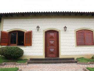 Casa chama atenção pela fachada, com janelas em madeira maciça e acabamento artesanal. (Foto: Marcos Ermínio)