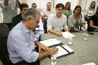 Governador assina convênio para apoiar evento sobre turismo em MS (Foto: Fernando Antunes)