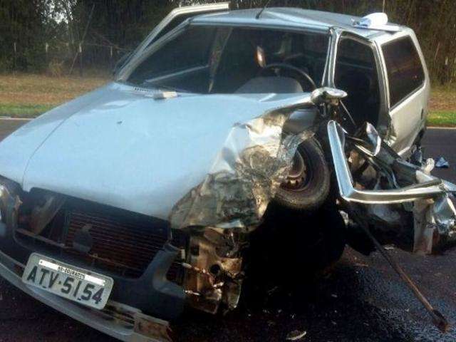 Motorista perde controle da dire&ccedil;&atilde;o e bate em carreta na MS-276