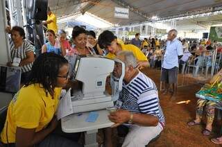 Morador passa por exame antes de agendar cirurgia oftalmológica na Caravana da Saúde (Foto: A. Frota/Assecom)
