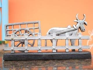 Carro de boi também feito de ferro. (Foto: Marina Pacheco)