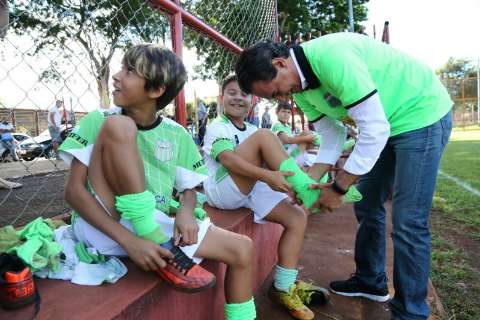 Prefeito abre campeonato de futebol com crianças e adolescentes no José Abrão