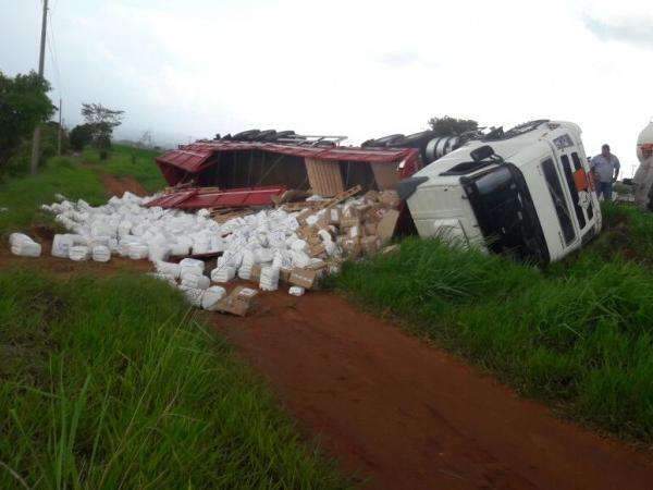 Carreta carregada com veneno tomba na BR-267 em Bataguassu