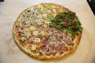A maior pizza da casa chega a 60 cm de diâmetro e pode levar até 5 sabores. (Foto: Paulo Francis)
