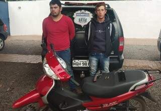 Os paraguaios Cristian (à direita) e Oscar foram presos com a moto usada no assalto e com o celular roubado (Foto: Divulgação)