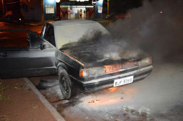 Motor de Saveiro pega fogo e deixa ve&iacute;culo parcialmente destru&iacute;do